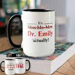 Mug Mlle Mme Mme Dr. Dr. En fait Graduation Funny PhD<br><div class="desc">C'est Mlle Mme Mme Dr. En fait. Conception amusante d'humour pour des médecins comme un pédiatre, un chirurgien, un dermatologue, un cardiologue, un médecin ou un médecin. Aussi pour un étudiant en médecine. Un cadeau Grad pour elle. Un design pour un diplômé ou un étudiant qui est fier d'être médecin....</div>