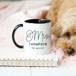 Mug Mme Black Modern Script Personnalisé Mariage Nouve<br><div class="desc">Scénario de calligraphie noire chic et moderne "Mme",  tasse à café mariage pour femmes avec texte personnalisé qui peut être personnalisé avec le nouveau nom de famille marié de la mariée et la date/la date mariage établie. Fait un cadeau parfait à la mariée nouvellement mariée !</div>