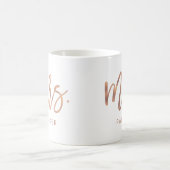 Mug Mme | Modern Rose Gold Script et nom de famille (Centre)