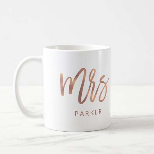 Mug Mme | Modern Rose Gold Script et nom de famille (Gauche)