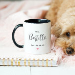 Mug Mme Personalized Black Script Nom Mariage<br><div class="desc">La tasse à café Mme personnalisée pour elle présente un texte en script noir moderne qui peut être personnalisé avec le nom de famille marié de la mariée et la date de mariage établie. Comprend un accent de coeur rose mignon. Fait un cadeau spécial pour la nouvelle mariée Mme!</div>