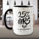 Mug Mme Right Fun 25e anniversaire d'argent<br><div class="desc">Le cadeau parfait du 25e anniversaire de mariage pour Mme Right. Personnalisez avec le nom et l'année mariage. Un cadeau amusant,  unique et personnalisable pour célébrer l'anniversaire mariage de n'importe qui. Conçu par Thisisnotme©</div>