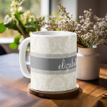 Mug Modèle de Damas Vintage gris et lin avec nom<br><div class="desc">Un motif élégant avec une police de caractères élégante conçue pour une femme féminine. Ajoutez votre nom ou votre monogramme. Si vous devez apporter des modifications à l'illustration,  cliquez sur le bouton customiser pour apporter des modifications.</div>