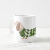 Mug Modèle de pull de Noël vert moche de teckel (Devant gauche)