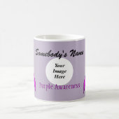 Mug Modèle de ruban standard violet par Kenneth Yoncic (Centre)