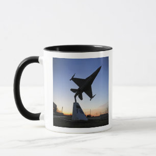 Mug Modèle d'échelle d'un Faucon F-16 C