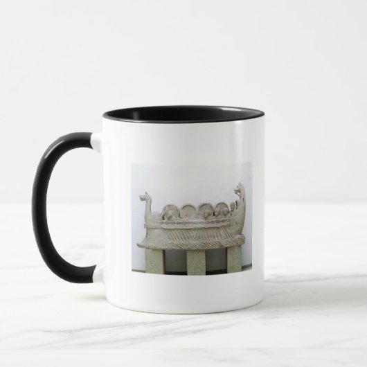 Mug Modèle d'un bateau transportant le vin sur (Gauche)