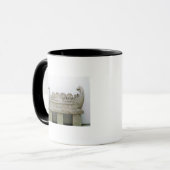 Mug Modèle d'un bateau transportant le vin sur (Devant gauche)