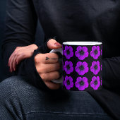 Mug Modèle floral de géranium violet sur noir