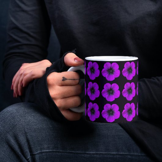 Mug Modèle floral de géranium violet sur noir