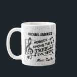 Mug Modèle nommé triple drôle de la plaisanterie | de<br><div class="desc">Cette conception humoristique fait le cadeau fait sur commande parfait pour n'importe quel professeur de musique ou votre musicien préféré. Le calembour drôle indique, "personne ne sait les triples que j'ai vus" avec une clef triple et des notes de musique. Ajustez facilement le texte de gisement de modèle pour personnaliser....</div>