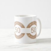 Mug Moderne Brown 50 et fabuleux Anniversaire Nom de f (Devant droit)