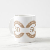 Mug Moderne Brown 50 et fabuleux Anniversaire Nom de f (Devant gauche)