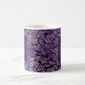 Mug Moderne Élégant Prune Pourpre Or Feuilles Monogram (Centre)