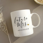 Mug Moderne Gold Heart Future Mme Fiançailles Cadeau<br><div class="desc">Tasse à café conçue sur mesure pour que la mariée présente la calligraphie à la main moderne "future Mme" et le design de coeur en or.</div>