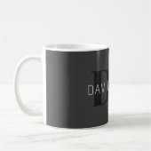 Mug Moderne gris foncé et noir Nom et monogramme modif (Gauche)