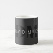 Mug Moderne Gris Foncé & Nom et Monogramme Modifiables (Centre)