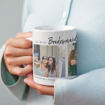 Mug Moderne Serez-Vous Ma Servante D'Épouse ? | Collag<br><div class="desc">Demandez à votre soeur, à votre bestie ou à votre neice d'être votre demoiselle d'honneur à votre mariage avec cette chic tasse moderne de collage photo. Doté de 3 photos carrés de vous puis de répondre à votre demande, avec police de script qui peut être changée en n'importe quelle couleur....</div>