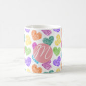 Mug Moderne Vibrant Rainbow Doodle Hearts Monogramme (Centre)