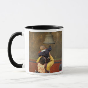 Mug moine bouddhiste tibétain soulevant un garçon pour