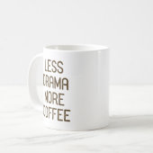 Mug Moins de drame. Plus de café. (Devant gauche)