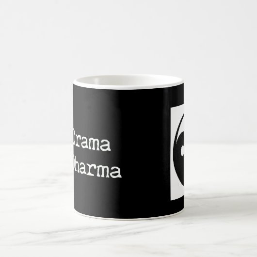 Mug Moins de drame Plus de Dharma (Centre)