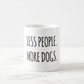 Mug Moins De Gens. Plus de chiens. (Centre)