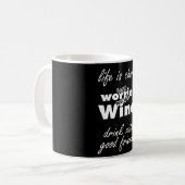 Mug Moins de soucis Plus de vin Boire du vin avec des (Devant gauche)