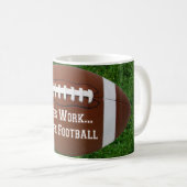 Mug Moins De Travail, Plus De Conception De Football C (Devant droit)
