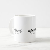 Mug Mom Established New Mom Script Gift (Devant gauche)