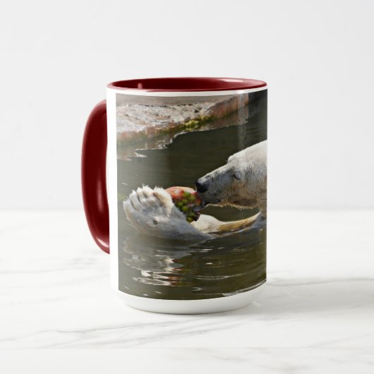 Mug Moment de l'ours polaire mangeant un fruit (Devant gauche)