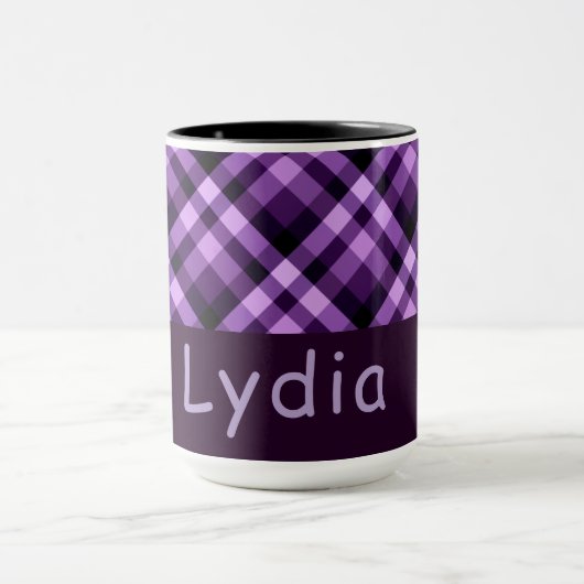 Mug Monogramme à plumes violettes de prune moderne 15  (Centre)