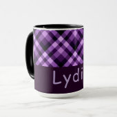 Mug Monogramme à plumes violettes de prune moderne 15  (Devant gauche)