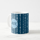 Mug monogramme avec Motif linéaire blanc sur bleu (Devant gauche)