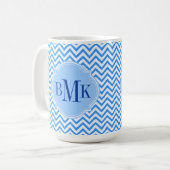 Mug Monogramme bleu de motif de zigzag de Chevron (Devant gauche)