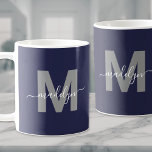 Mug Monogramme bleu marine<br><div class="desc">Personnalisé Moderne Marine Bleu et blanc Nom initial de script Monogram Coffee Mug. Cette tasse monogramme élégante allie un style minimaliste moderne à un look simple et élégant, parfait pour les amateurs de café ou de thé. Doté d'une initiale grise et audacieuse sur un arrière - plan bleu marine et...</div>