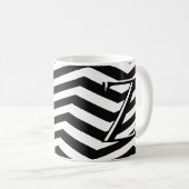 Mug Monogramme classique noir blanc Chevron Zig Zag (Devant droit)