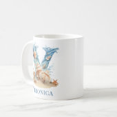 Mug Monogramme côtier personnalisé V Initial Beach (Devant gauche)