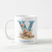 Mug Monogramme côtier personnalisé V Initial Beach (Gauche)