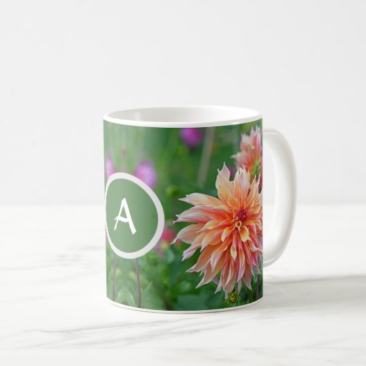 Mug Monogramme de café orange et rose Dahlia (Devant droit)