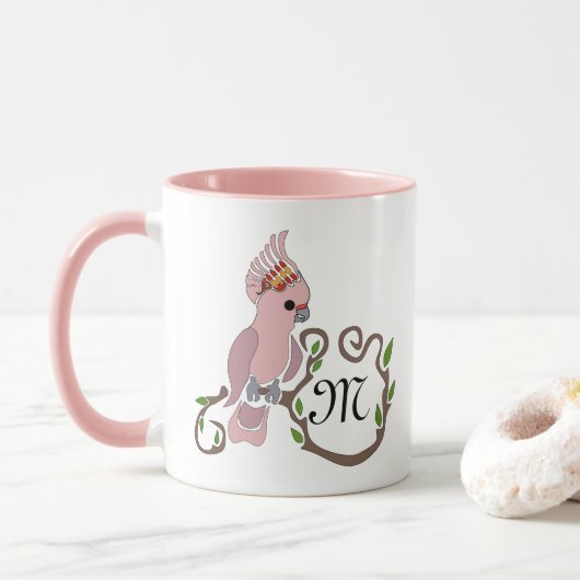 Mug Monogramme de Cockatoo rose Whimsical (Avec donut)