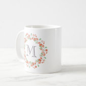 Mug monogramme de couronne de roses coralliens (Devant gauche)