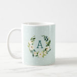 Mug Monogramme de couronne et de points de menthe vert<br><div class="desc">Mug à café monogrammed personnalisé avec votre texte initial ou autre. Cette simple ferme d'inspiration design dispose d'une couronne d'aquarelle de verdure et de fleurs blanches sur un arrière - plan de pois à menthe. Ajoutez votre lettre monogramme dans le cadre botanique. Utilisez les outils de conception pour choisir une...</div>