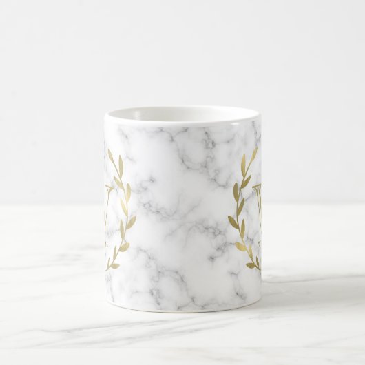 Mug Monogramme de feuille d'or de Faux sur la texture (Centre)