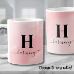 Mug Monogramme de fille rose<br><div class="desc">Cette tasse monogramme design et tendance présente un arrière - plan d'aquarelle rose vif, avec un nom de calligraphie initial et script personnalisé élégamment affiché ci-dessous. Le design doux et féminin dégage une ambiance girly et mignonne, ce qui en fait un accessoire parfait pour votre café ou thé du matin....</div>
