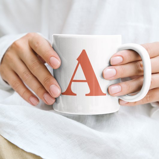 Mug Monogramme de lettre initiale Terracotta moderne é