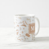 Mug Monogramme de marbre rose moderne Terrazzo (Devant droit)