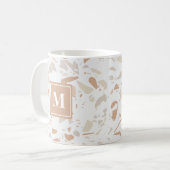 Mug Monogramme de marbre rose moderne Terrazzo (Devant gauche)