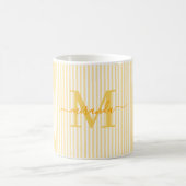 Mug Monogramme de nom à rayure jaune moderne (Centre)