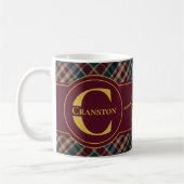 Mug Monogramme de nom de vacances élégant avec houx et (Gauche)